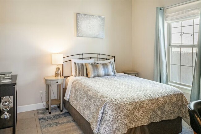 Building Photo - 212 SE A St