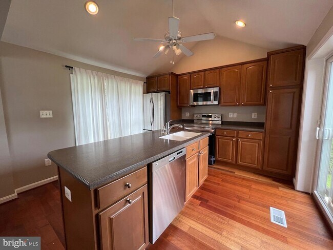 Building Photo - 504 Walnut Dr
