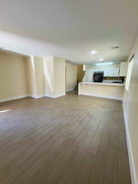 Building Photo - 9140 Gabardine Ave