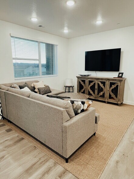 Building Photo - 5801 S Garnet Dr