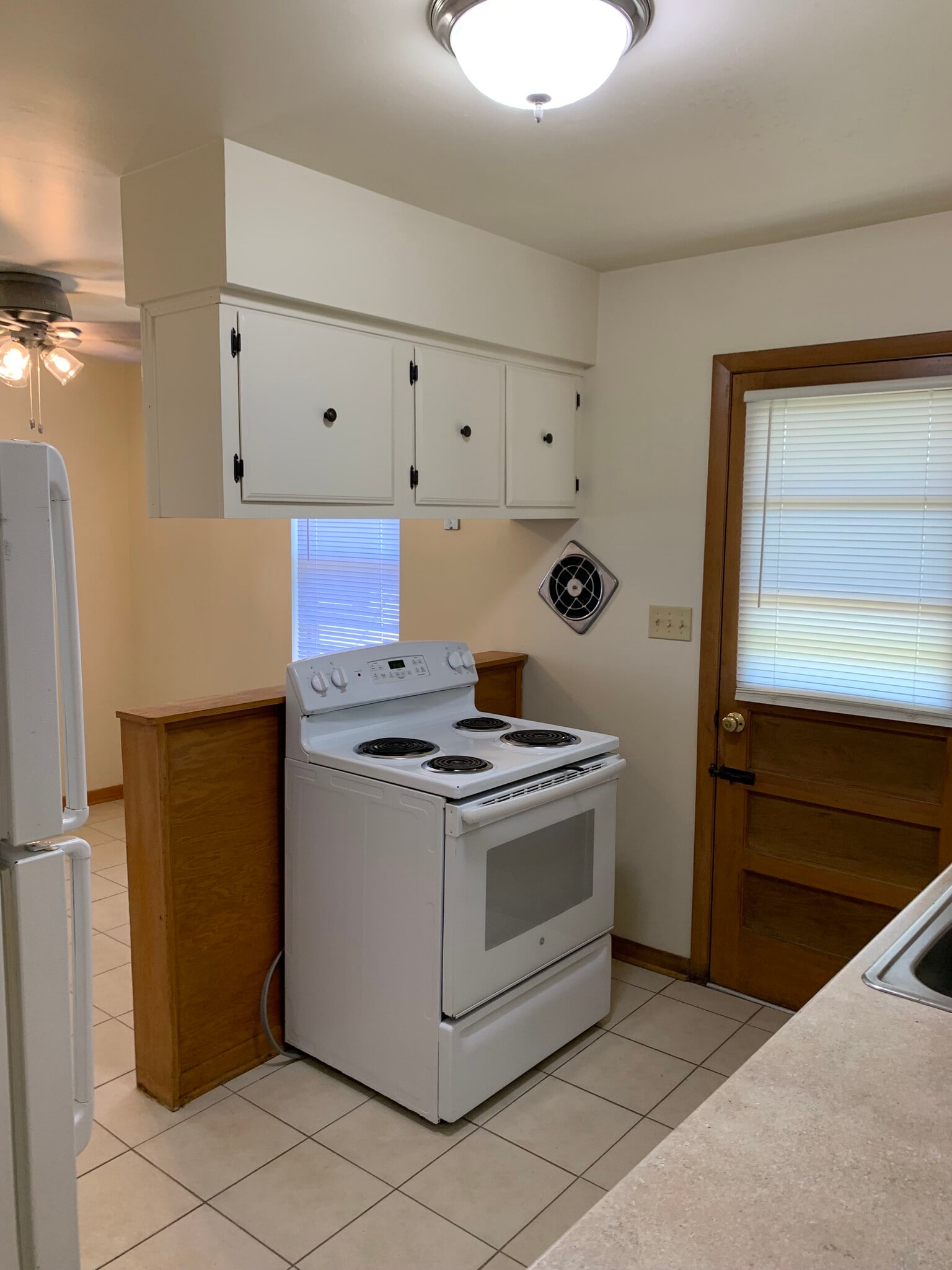 Kitchen - 2537 Parkwood Ave