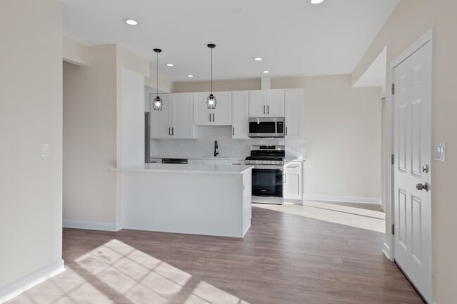 Building Photo - 546 W Parkside Dr