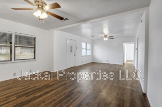 Building Photo - 814 E Centennial St