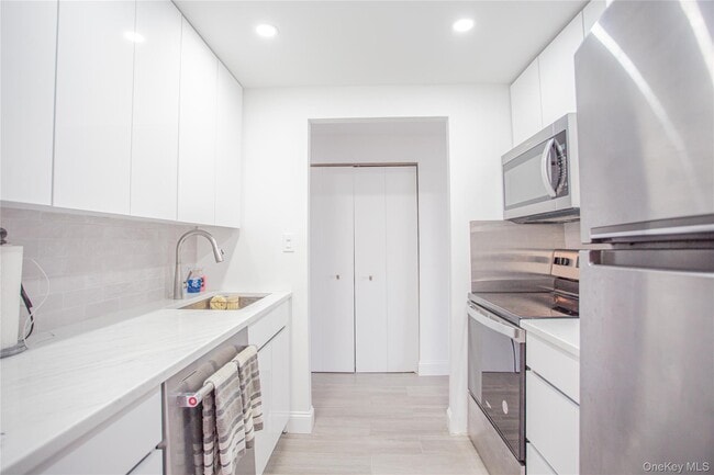 Building Photo - 230 W Broadway