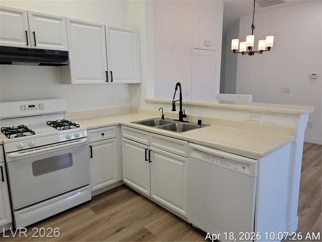 Building Photo - FANTASTIC SOUTHWEST TOWNHOME IN A GATED COMMUNITY!