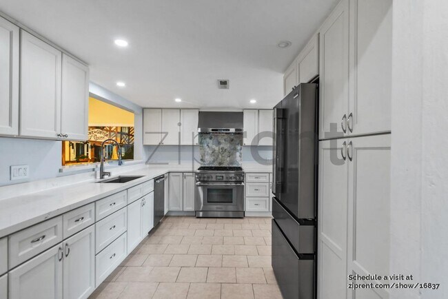 Building Photo - 1967 Solano Way