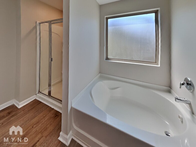 Building Photo - 3105 Hendrick Dr