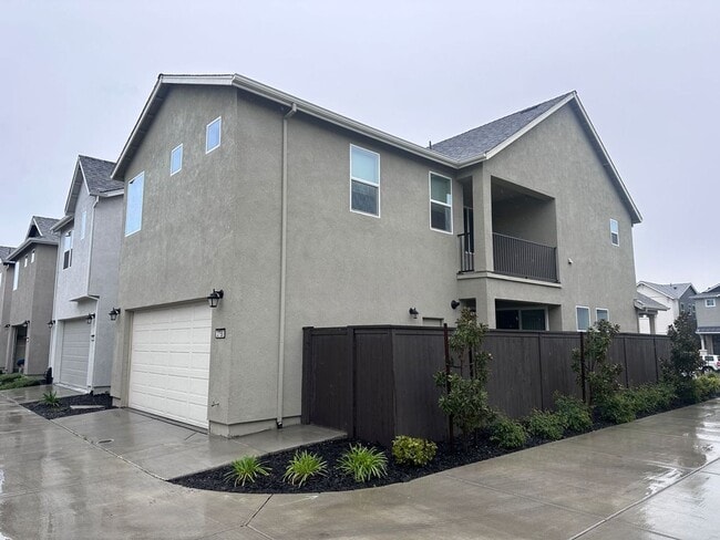 Building Photo - Beautiful/Spacious 3/2.5 (SOLAR) Natomas!  Please reference ad for viewings!