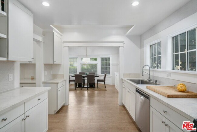 Building Photo - 1157 Irolo St