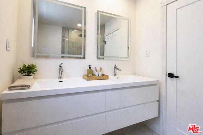 Building Photo - 14843 Morrison St