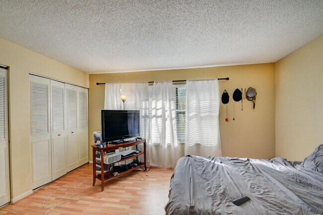Building Photo - 799 Hill Dr