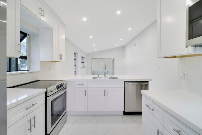Building Photo - 8055 Sweetbriar Way