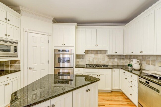 Building Photo - 704 Longleaf Dr NE