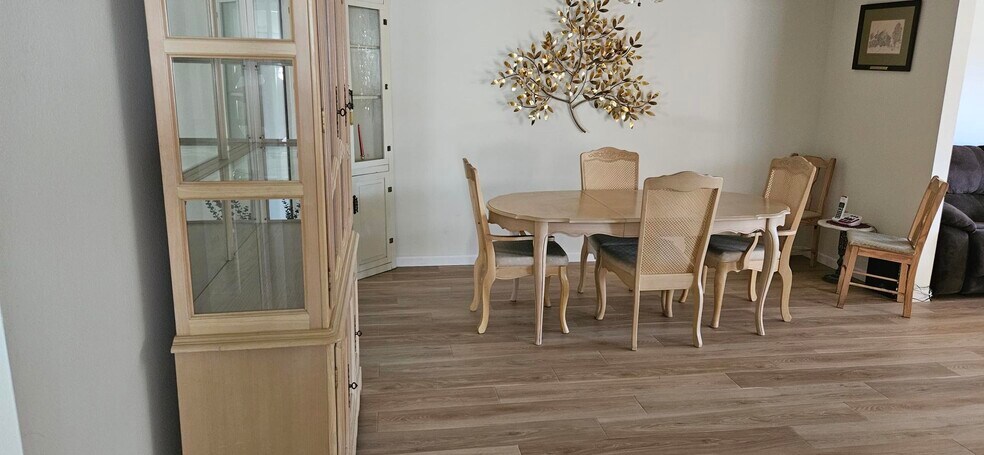 Building Photo - 6215 Green View Cir