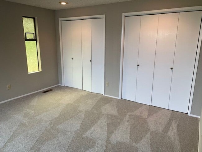 Building Photo - Kenmore House / RENT SPECIAL