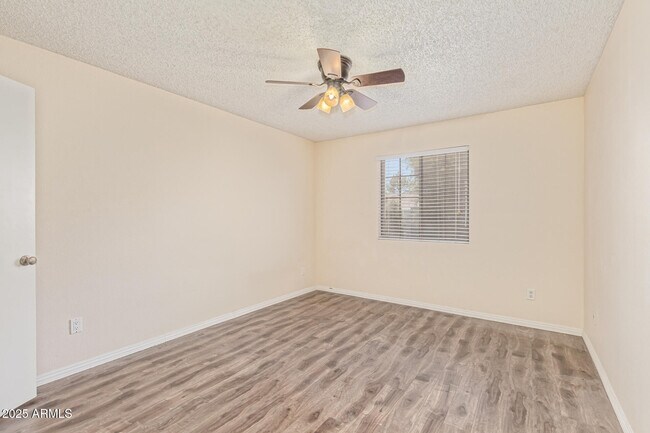 Building Photo - 533 W Guadalupe Rd