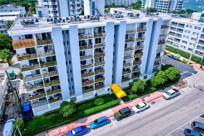 Building Photo - 1340 Lincoln Rd