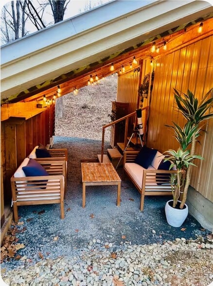 Building Photo - 288 River Rd