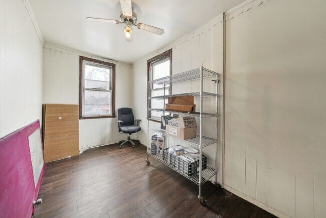 Building Photo - 2556 S Albany Ave