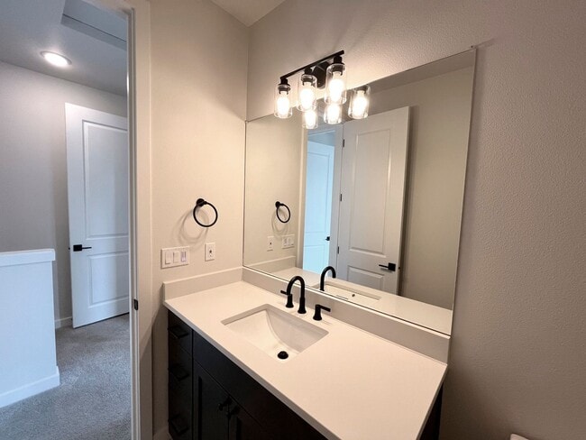 Building Photo - Stunning Modern Townhome-Style Unit with Washer/Dryer Included, A/C!