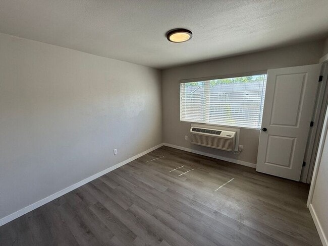 Building Photo - 2901 Waverly Dr SE