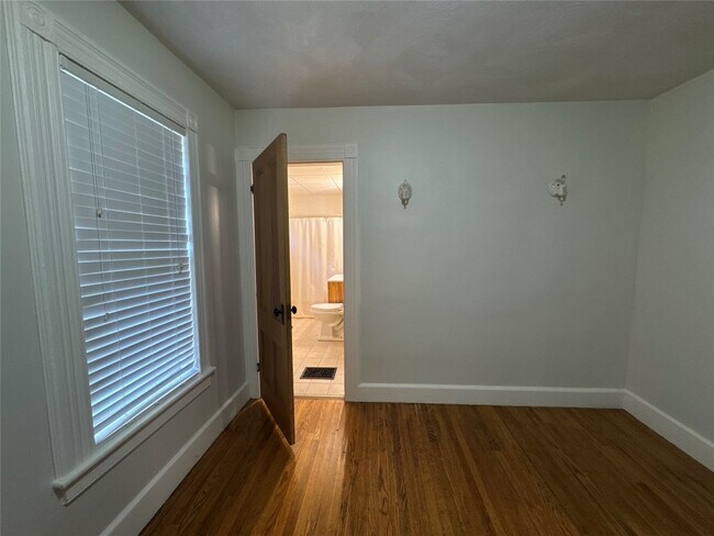Building Photo - 27 Schubert St