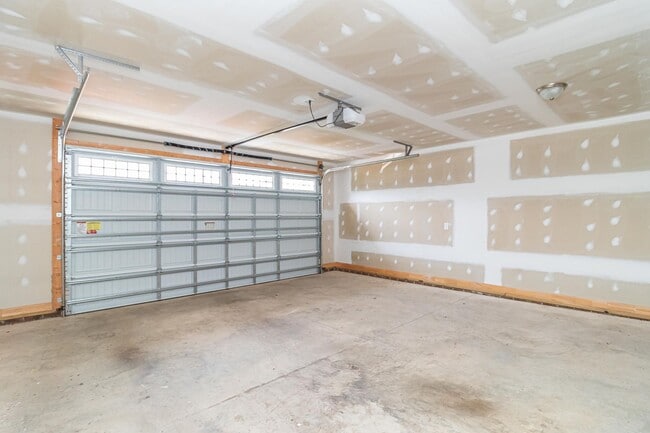Building Photo - SPACIOUS 4 Bedroom | 2.5 Bathroom in Stone...