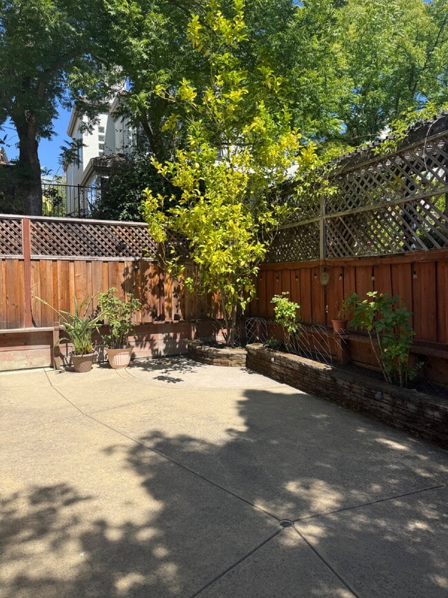 Building Photo - Charming 3 Bedroom 2.5 Bathroom Home in Pr...
