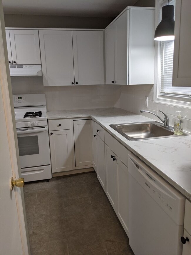 Building Photo - Renovated 3BR/1BA Townhouse in Edgemoor Gardens!
