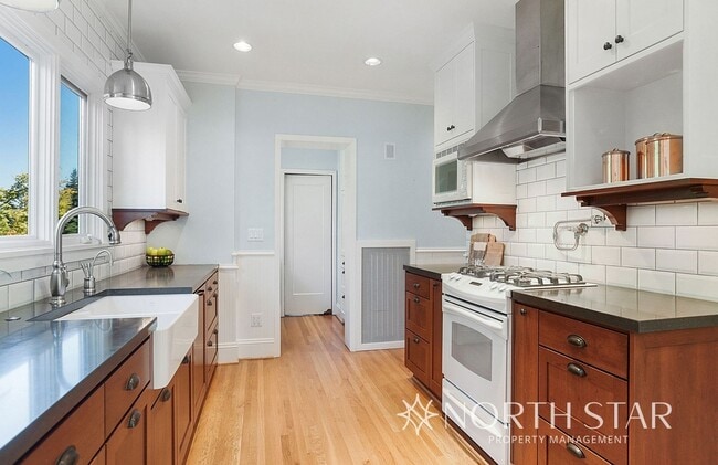 Building Photo - Live in a National Historic Home