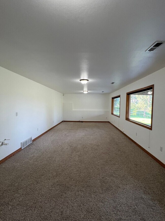 Building Photo - 5 Bedroom 3 Bathroom house coming soon