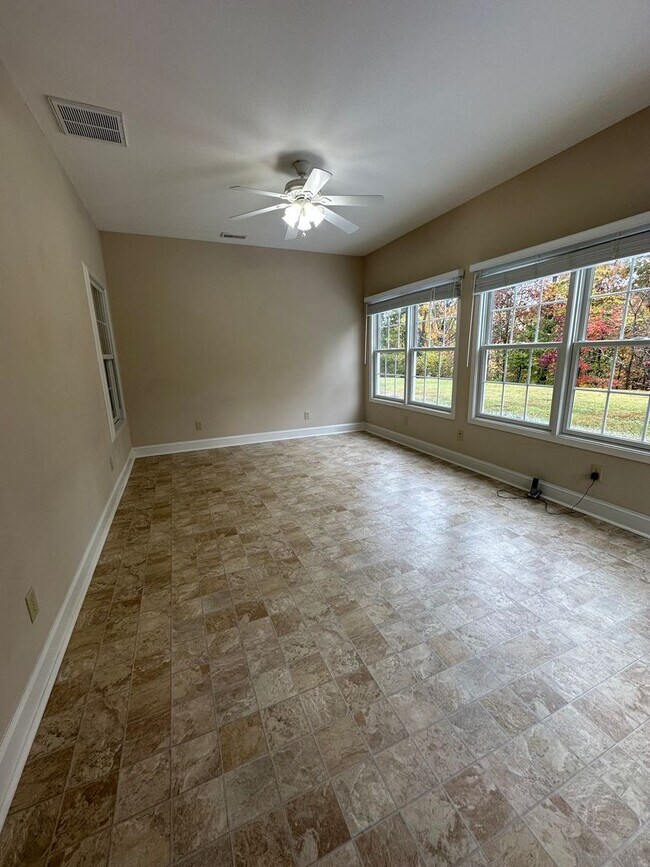 Building Photo - 3 Bedroom / 2 Bath Brick Home Kingsport, TN