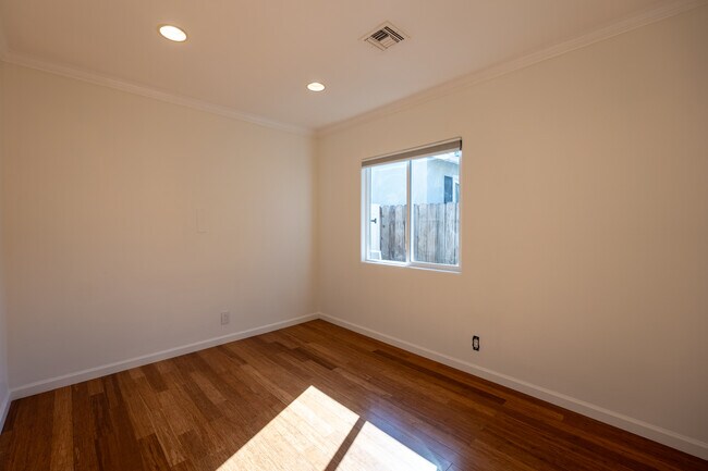 Building Photo - 10930 Oro Vista Ave