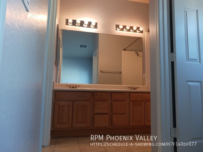 Building Photo - Charming Phoenix 3 Bed / 2.5 Bath Townhome...