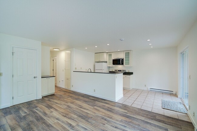 Building Photo - 2Bd/1Ba Issaquah Duplex