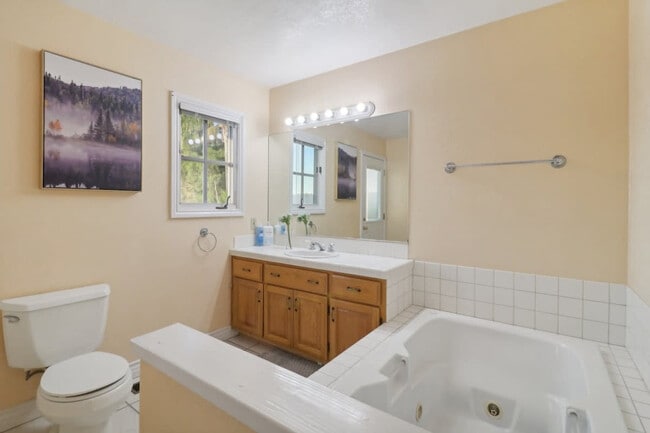 Building Photo - 2908 Lakemont Dr