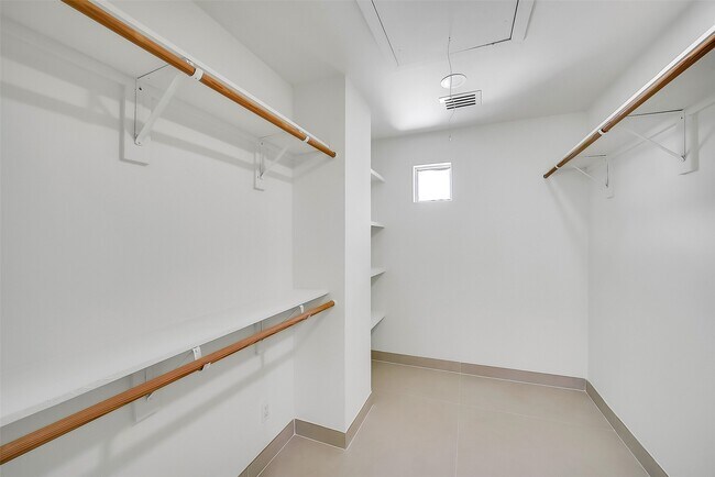 Building Photo - 320 Detering St