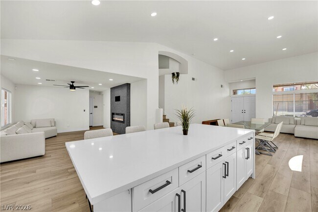 Building Photo - 2560 Sundew Ave
