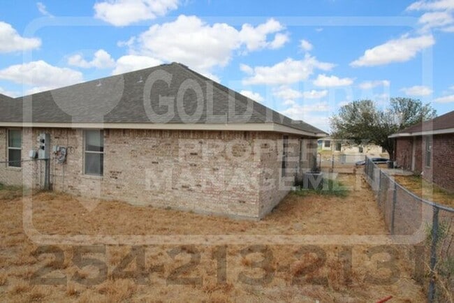 Building Photo - 2802 Alma Dr