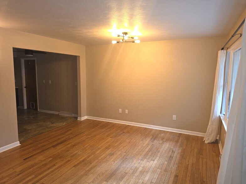 Building Photo - 506 W Dunbar St