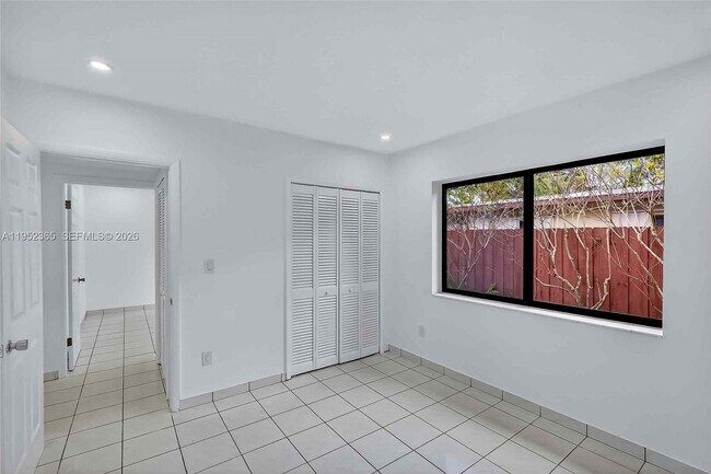 Building Photo - 524 NE 160th Terrace