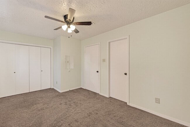 Building Photo - 11866 Plumbrook Dr