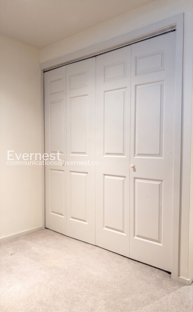 Building Photo - 3 Bed, 2 Bath Home with Garage / Vouchers Accepted / Available Soon!