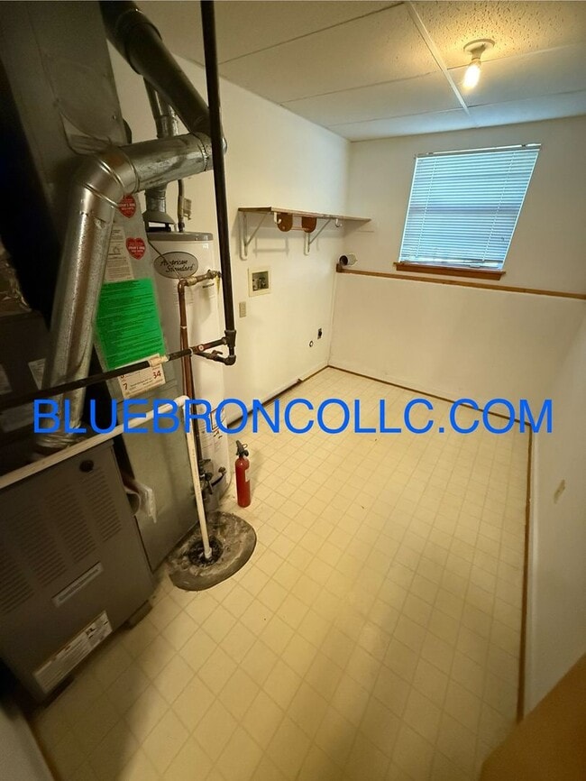 Building Photo - Check out this spacious home with thoughtf...