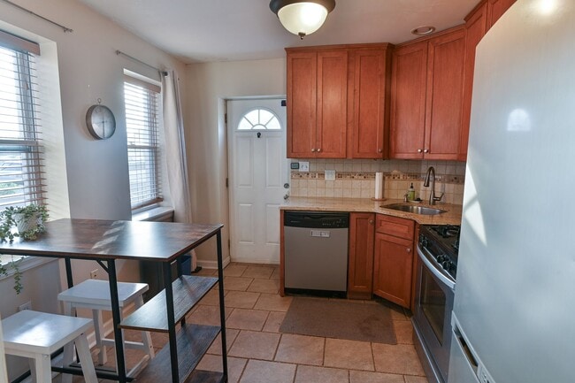 Building Photo - Beautiful 3 Bedroom on Vine St