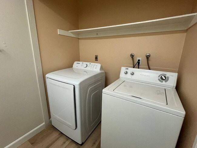 Building Photo - Spacious 2 bedroom, 1.5 bath townhouse for rent near UCR