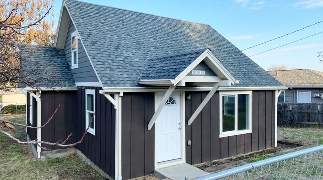 Building Photo - Updated 2 Bedroom
