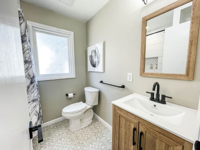 Building Photo - 113 S Birch St