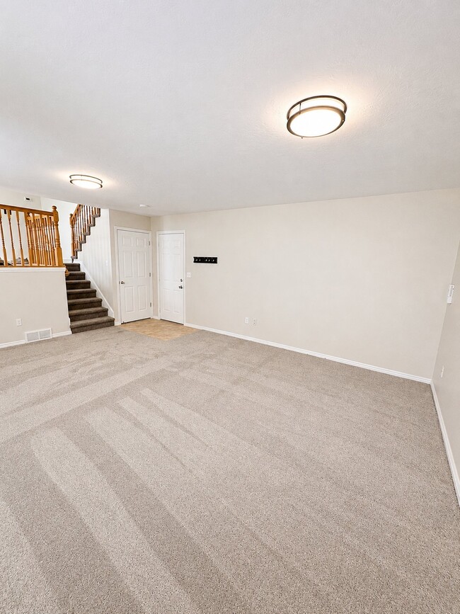 Building Photo - 15096 S Vernal Cove