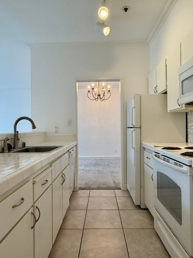 Building Photo - Top Floor Condo in Nob Hill